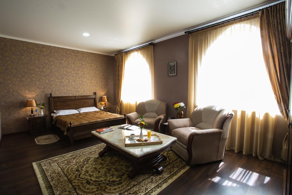 Shah Palace Hotel Bishkek Room photo